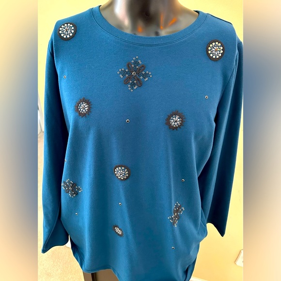 Susan Graver Tops - Adorable Susan Graver Weekend Blue Top with beautiful design accents like new L